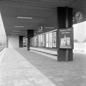 153233 Gezicht op de perrons van het N.S.-station Rotterdam Lombardijen te Rotterdam, met een wachtbank en een rij ...